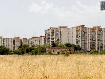 Siamo quasi a ridosso del torrente Valenzano e, sullo sfondo, intravediamo anche le grigie palazzine della �Zona 45�, regno del boss Savinuccio Parisi